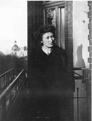 Rosa Luxemburg auf dem Balkon in der Cranachstr. 58, ca. 1910