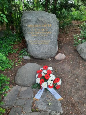 Gedenkstein für Friedrich Küter im Volkspark Mariendorf mit Gedenkkranz