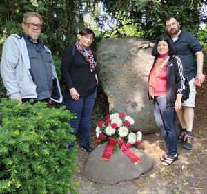 Mitglieder der Abteilung vor dem Gedenkstein Küters im Volkspark Mariendorf