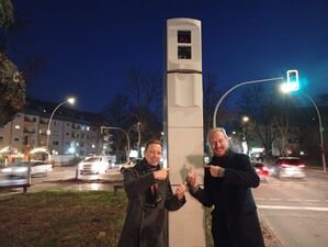 Lars Rauchfuß und Sebastian Schlüsselburg vor dem Blitzer